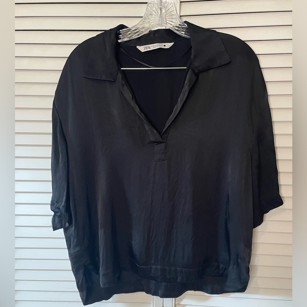 Zara Women’s Black Short Sleeve V-Neck Collared Blouse Rounded Hem Size Medium